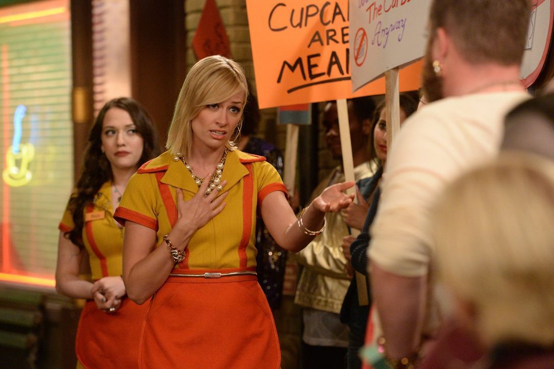 Da sind Caroline (Beth Behrs, vorne) und Max (Kat Dennings, hinten) ganz schön ins Fettnäpfchen getreten: Sie verweigern einem exzentrischen Künstle... - Bildquelle: Warner Brothers