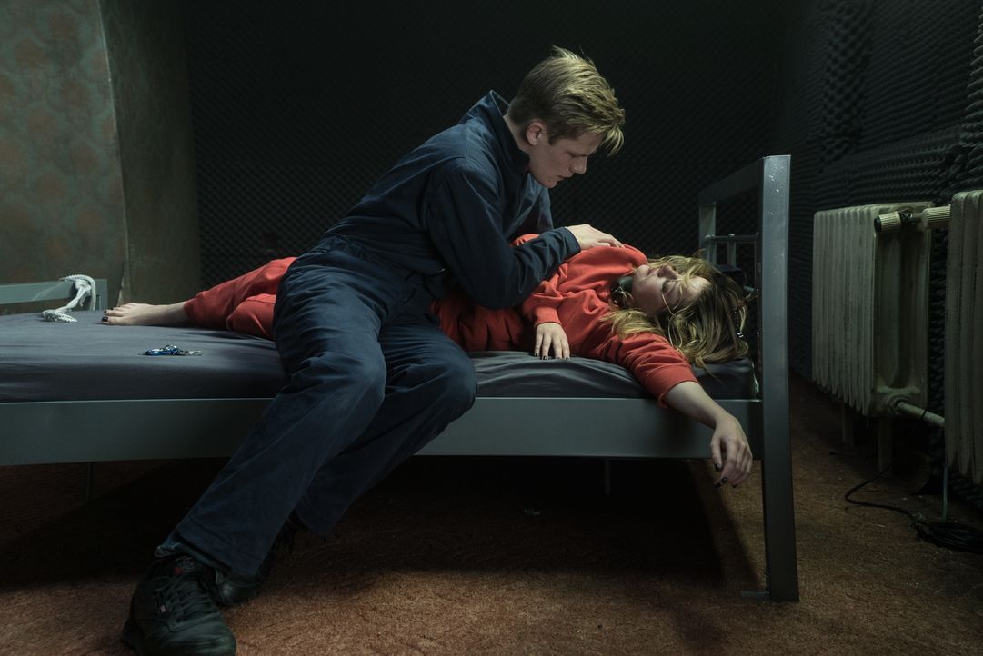 Tom (Max von der Groeben, l.); Stella (Jella Haase, r.) - Bildquelle: Stephanie Kulbach Ferberfilm / Stephanie Kulbach