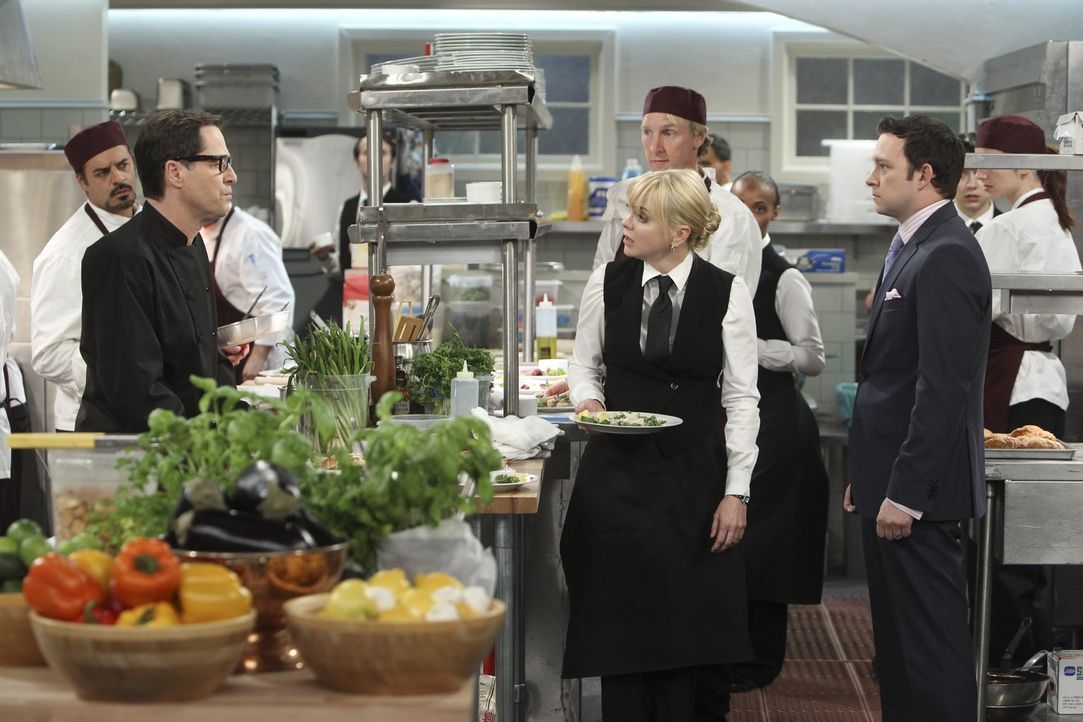 Krise in der Küche des Nobelrestaurants: Christy (Anna Faris, vorne M.) steht am Rande eines Nervenzusammenbruchs, weil ein Gast sie "gute Kellnerin... - Bildquelle: Warner Bros. Television