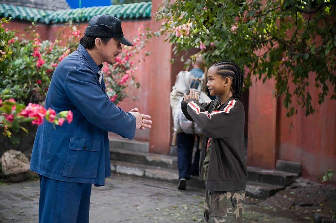 Nach anfänglichem Zögern nimmt Mr. Han (Jackie Chan, l.), Hausmeister der Schule und ehemaliger Kung-Fu-Meister, Dre (Jaden Smith, r.) unter seine... - Bildquelle: 2010 CPT Holdings, Inc. All Rights Reserved.