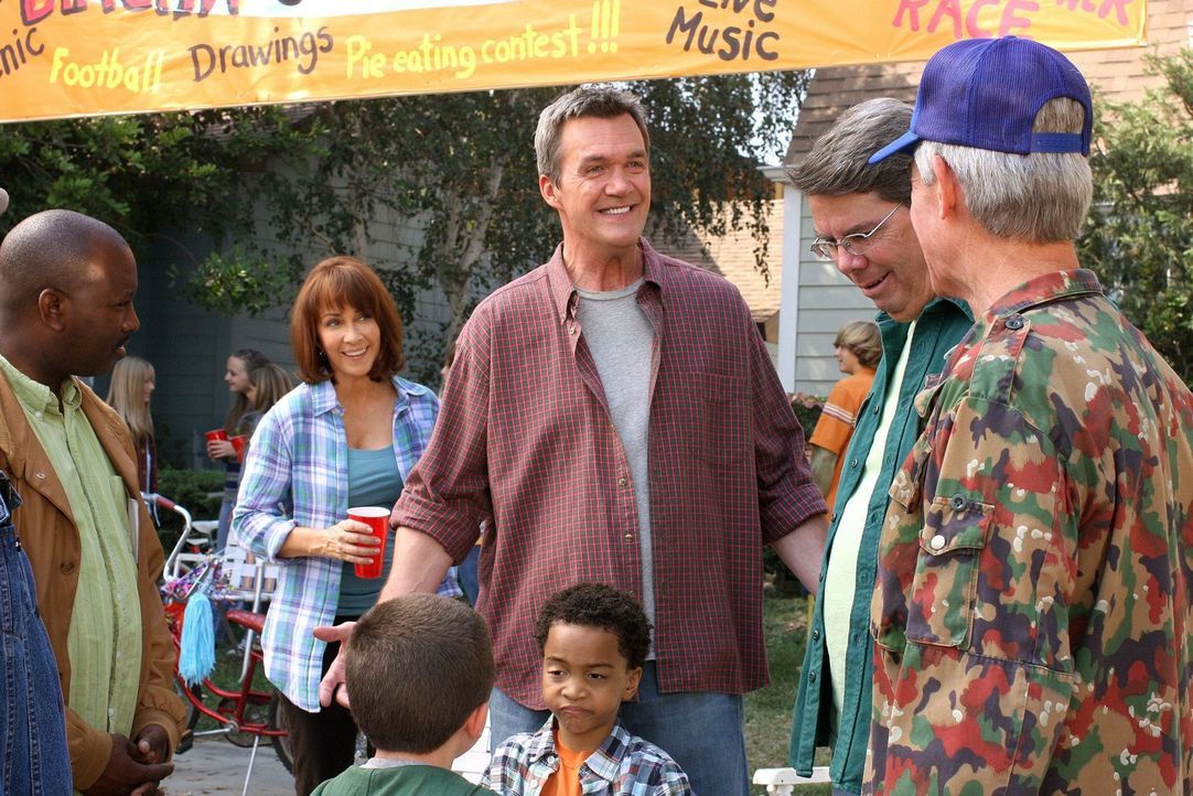 Bei einem Straßenfest entdecken Frankie (Patricia Heaton, 2.v.l.) und Mike (Neil Flynn, 3.v.l.), dass ihr Sohn Brick versteckte Talente hat ... - Bildquelle: Warner Brothers