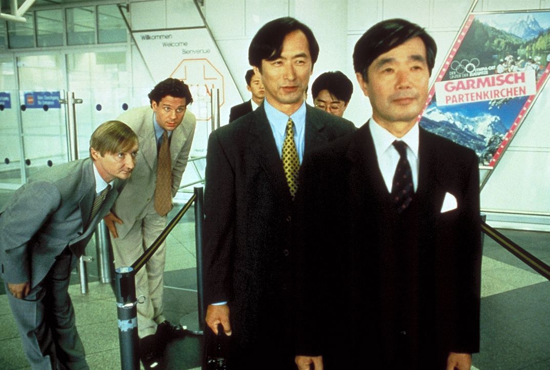 Sayonara: Um die Delegation für sich zu gewinnen, begrüßen Peter Merz (Thomas Heinze, r.) und Blaschke (Michael Schreiner, l.) die Japaner mit ti...