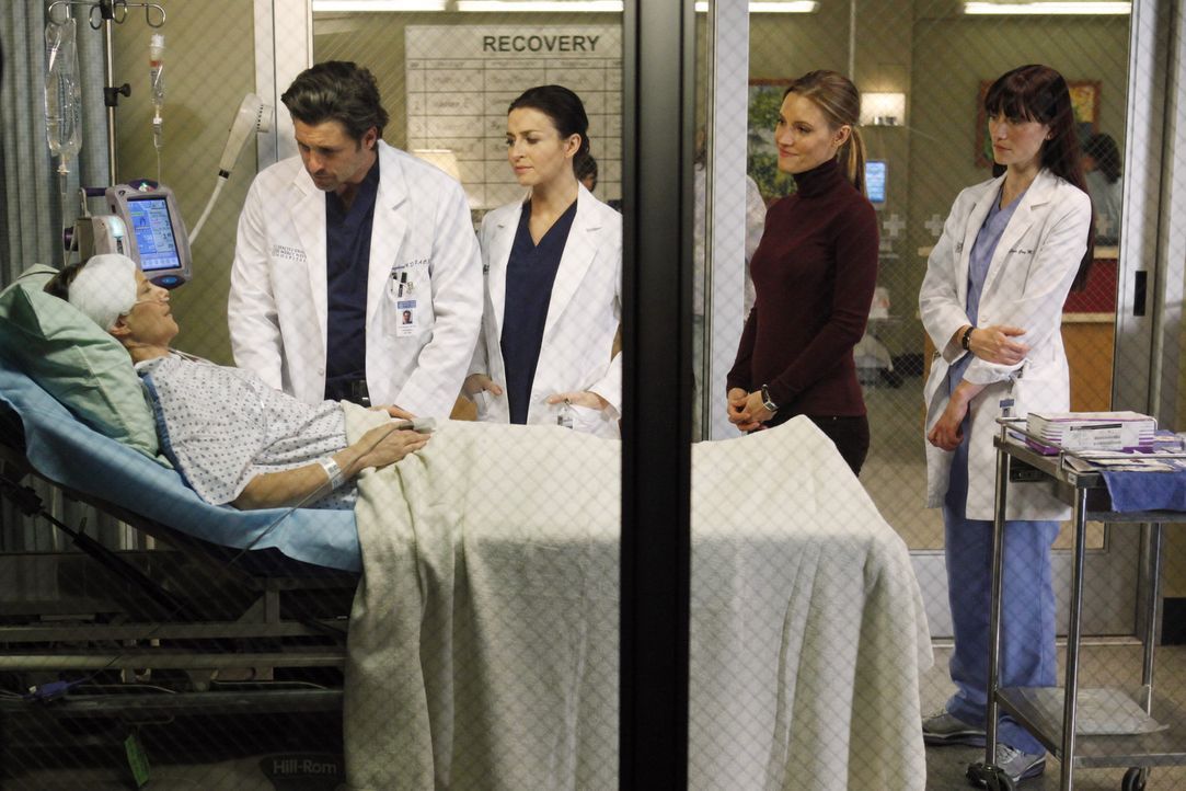 Während Sam eine bekannte Patientin behandelt, reisen Cooper und Charlotte (KaDee Strickland, 2.v.r.) mit Erica (A.J. Langer, l.) ins Seattle Grace... - Bildquelle: ABC Studios