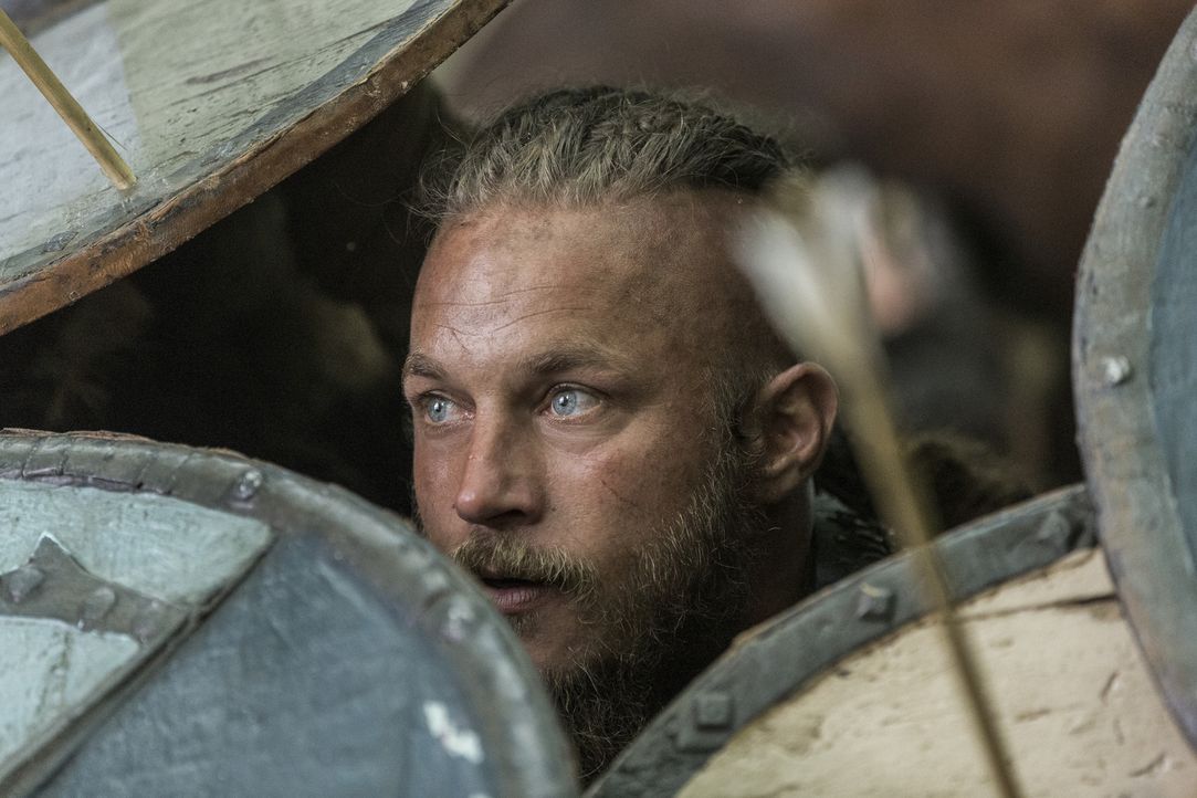 Als Ragnar (Travis Fimmel) mit seinen Männern auf dem Weg nach England von einem Strum nach Wessex getrieben wird, wartet König Ecbert, ein mächtige... - Bildquelle: 2014 TM TELEVISION PRODUCTIONS LIMITED/T5 VIKINGS PRODUCTIONS INC. ALL RIGHTS RESERVED.