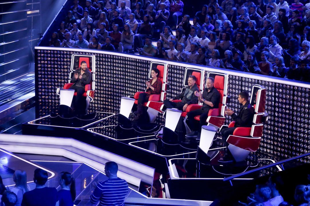 Rea Garvey (l.), Michi Beck (M.), Smudo (2.v.r.), Stefanie Kloß (2.v.l.) und Andreas Bourani (r.) drücken ihren Talents bei den Knockouts die Daumen... - Bildquelle: Richard Hübner SAT.1/ProSieben