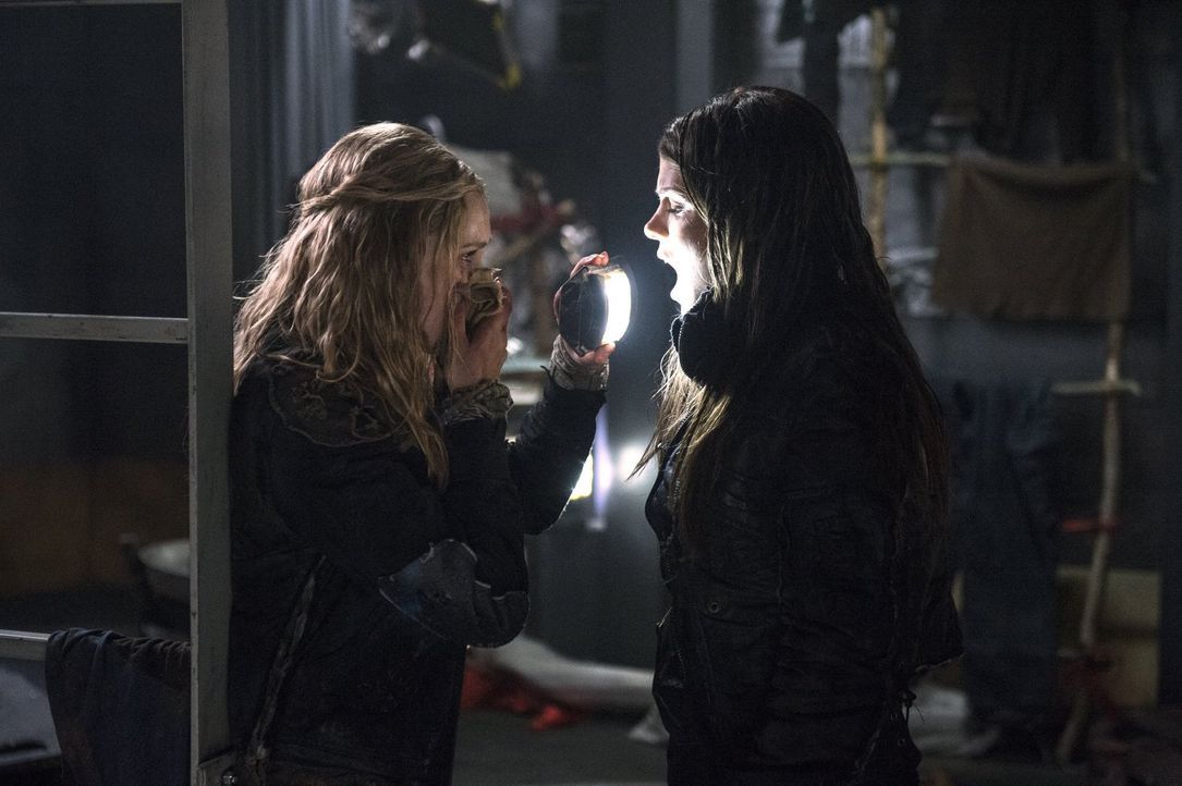 Während Clarke (Eliza Taylor, l.) schon infiziert ist, hat Octavia (Marie Avgeropoulos, r.) noch Hoffnung ... - Bildquelle: Warner Brothers