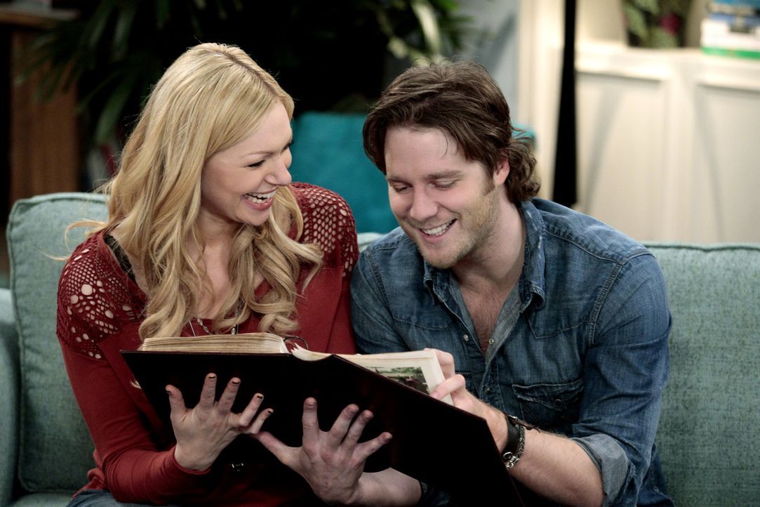 Nach und nach merkt Chelsea (Laura Prepon, l.), dass sie Rick (Jake McDorman, r.) äußerst attraktiv findet ... - Bildquelle: Warner Bros. Television