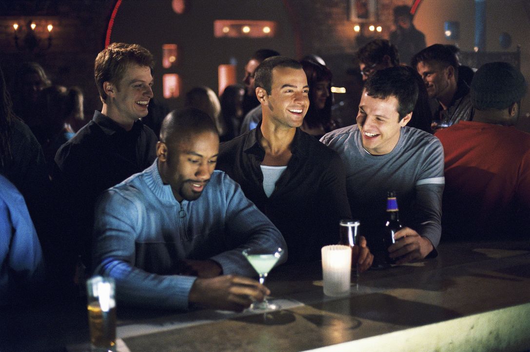 Obwohl sie nicht so viel davon halten, dass ihr Freund Michael (Joseph Lawrence, 2.v.r.) heiratet, bescheren Brian (Adam MacDonald, hinten l.) und d... - Bildquelle: ABC Family