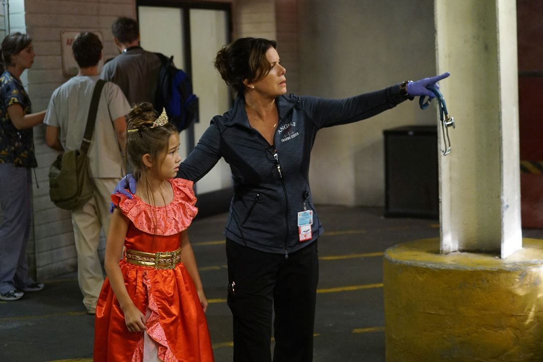 Ein kleines völlig verstörtes Mädchen bringt ihren Großvater zu Dr. Rorish (Marcia Gay Harden, r.) in die Notaufnahme. Zu spät? - Bildquelle: Monty Brinton 2015 ABC Studios