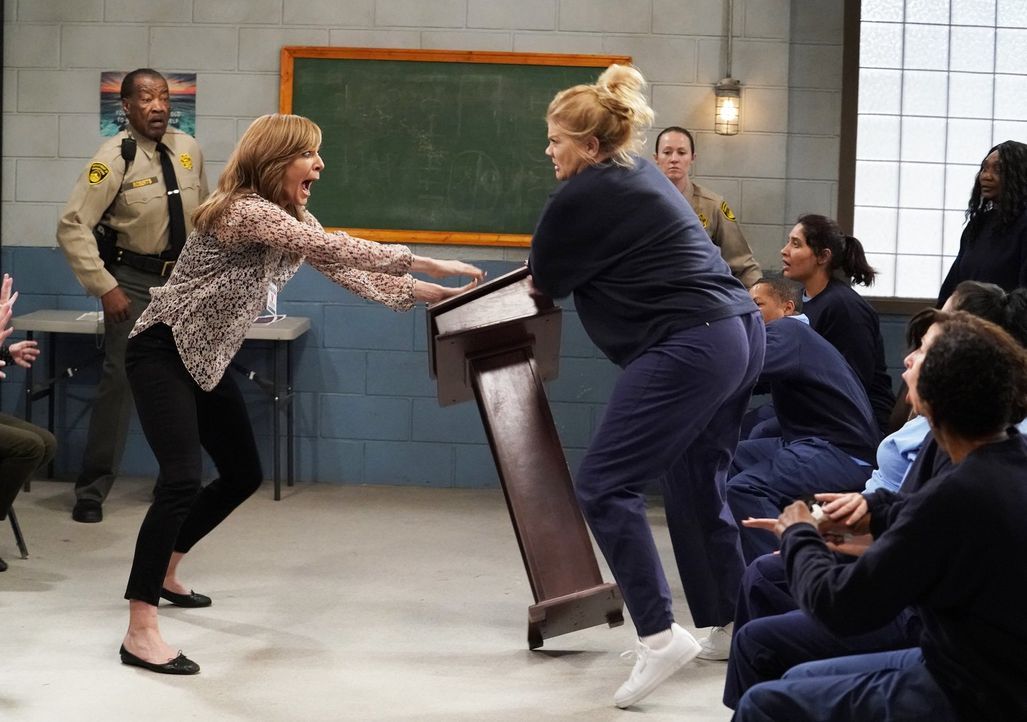 Warum attackiert die Insassin Tammy (Kristen Johnston, r.) Bonnie (Allison Janney, l.) wirklich? - Bildquelle: 2018 Warner Bros.