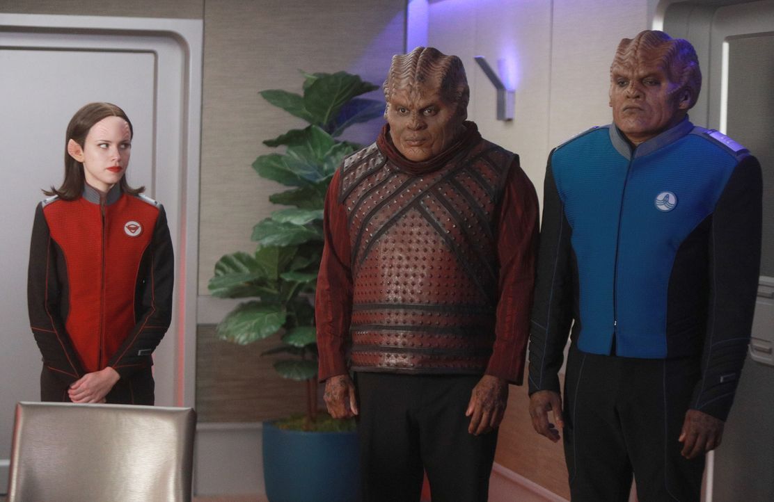 (v.l.n.r.) Lieutenant Alara Kitan (Halston Sage); Klyden (Chad L. Coleman); Lieutenant Commander Bortus (Peter Macon) - Bildquelle: 2019 Twentieth Century Fox Film Corporation. All rights reserved.