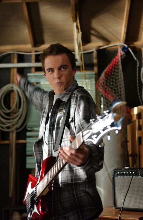 Malcolm (Frankie Muniz) will sich aufgrund einer Nominierung für einen Europa-Schüleraustausch revanchieren, indem er sich eine Gitarre kauft und de... - Bildquelle: TM &   2005 - 2006 Twentieth Century Fox Film Corporation and Regency Entertainment (USA), Inc.