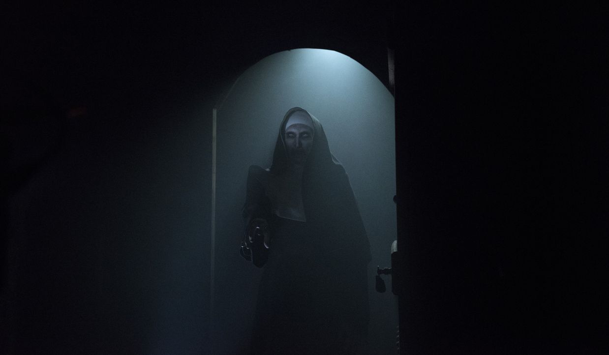 Die Nonne (Bonnie Aarons) - Bildquelle: Martin Maguire 2018 Warner Bros. Entertainment Inc. / Martin Maguire