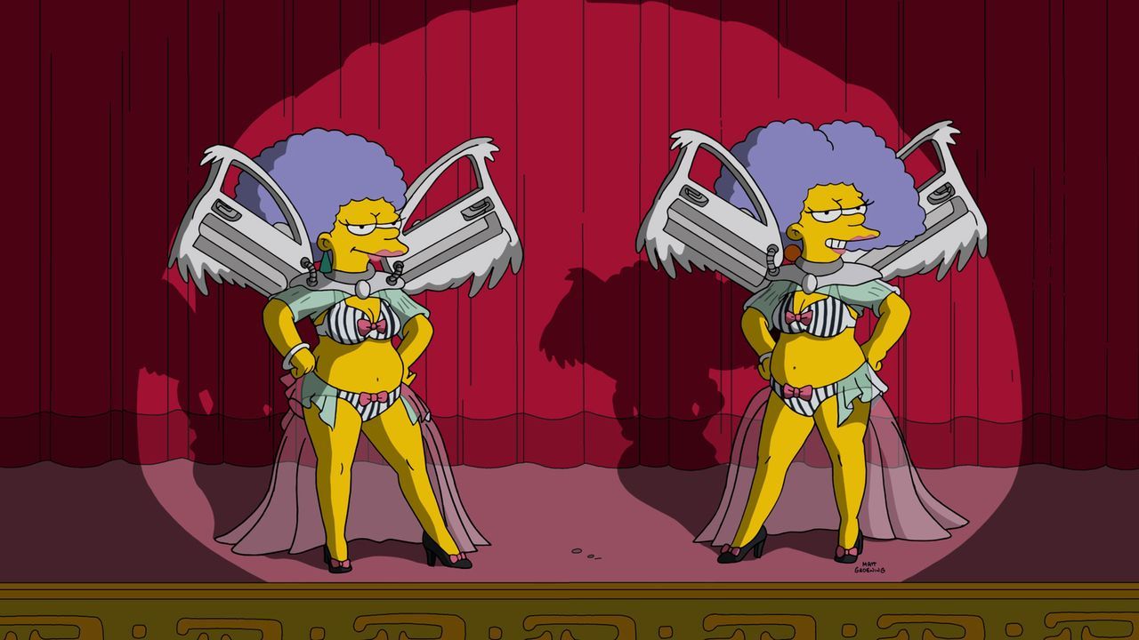 Der Auftritt von Patty (l.) und Selma (r.) bei dem 38. Annual DMV Award ist für Homer unerträglich. Er verlässt frühzeitig die Veranstaltung ... - Bildquelle: 2016-2017 Fox and its related entities. All rights reserved.
