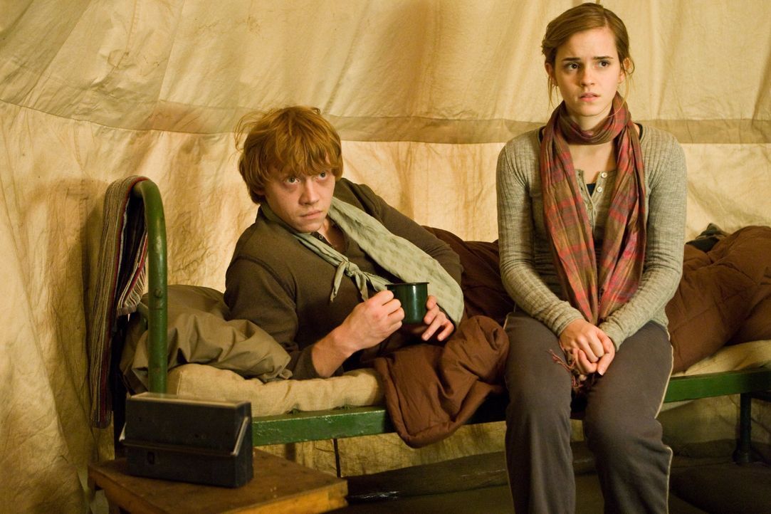 Wird ihre Mission Ron (Rupert Grint, l.) und Hermine (Emma Watson, r.) näher zusammen bringen oder sie weiter voneinander entfernen als je zuvor? - Bildquelle: 2010 Warner Bros.