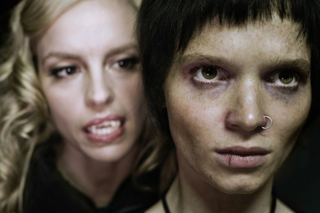 Noch ahnt Louise (Nina Hoss, l.) nicht, dass der Biss in ihr neues Opfer, Straßenkind Lena (Karoline Herfurth, r.), eine Reihe unvorhergesehener, f... - Bildquelle: 2010 Constantin Film Verleih GmbH.