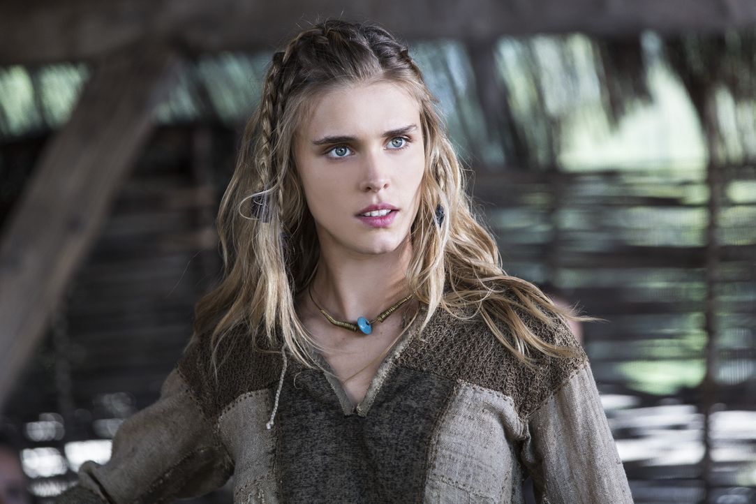 Auf Anhieb ist Ragnars Sohn Bjorn von der hübschen Porunn (Gaia Weiss) fasziniert ... - Bildquelle: 2014 TM TELEVISION PRODUCTIONS LIMITED/T5 VIKINGS PRODUCTIONS INC. ALL RIGHTS RESERVED.