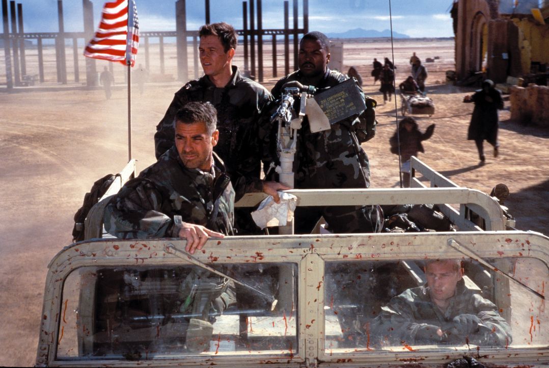 Auf einer illegalen Mission lernen die Soldaten Archie (George Clooney, l.), Troy (Mark Wahlberg, M.), Chief Elgin (Ice Cube, r.) und Conrad die har... - Bildquelle: Warner Bros. Pictures