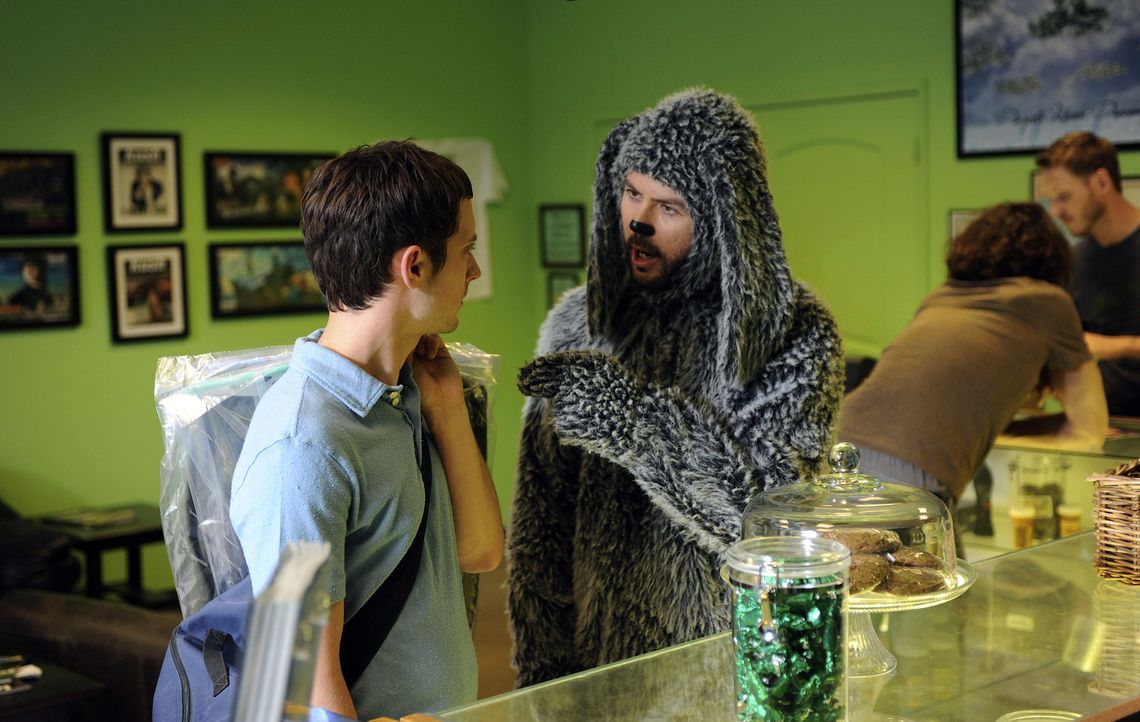 Wilfred (Jason Gann, r.) versucht Ryan (Elijah Wood, l.), der frisch verliebt ist, ein schlechtes Gewissen einzureden ... - Bildquelle: 2011 FX Networks, LLC. All rights reserved.