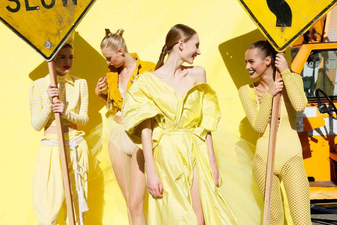 GNTM-Stf10-Epi05-CosmoShooting-42-Irene-Neele-Jueli-Daniela-ProSieben-Richard-Huebner-TEASER - Bildquelle: ProSieben/ Richard Huebner