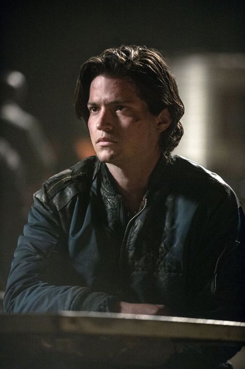 Nachdem Clarke gesehen hat, zu was Finn (Thomas McDonell) fähig ist, ist das Verhältnis zwischen den beiden mehr als angespannt ... - Bildquelle: 2014 Warner Brothers