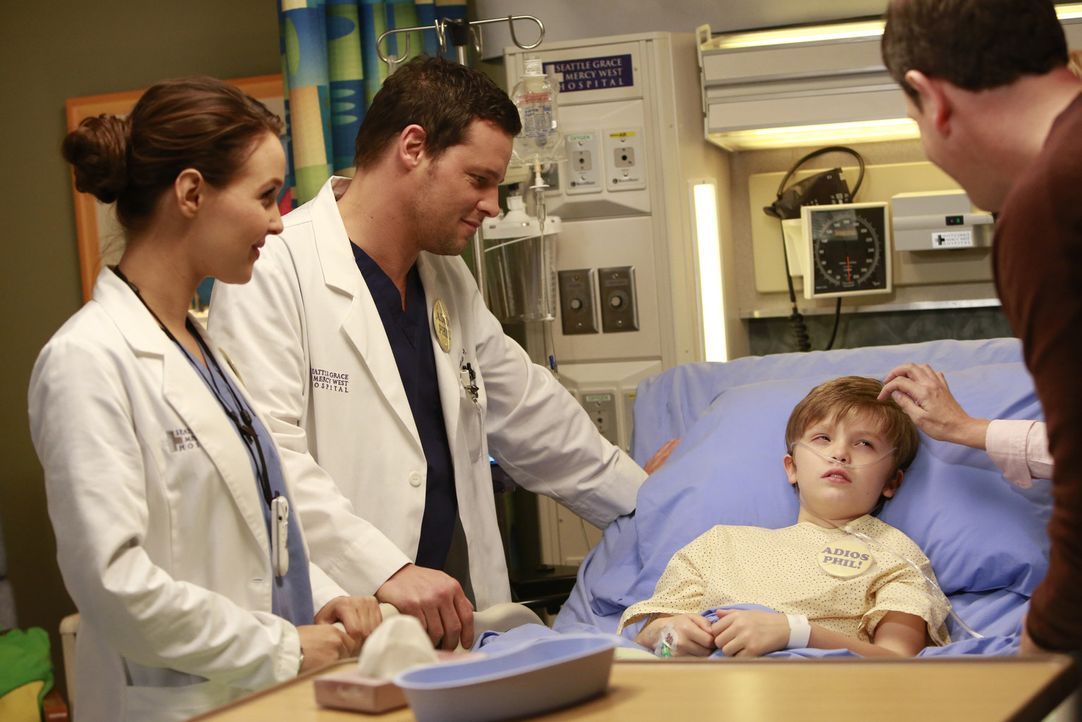 Dr. Jo Wilson (Camilla Luddington, l.) und Dr. Alex Karev (Justin Chambers, 2.v.l.) sprechen dem kleinen Bobby Mut zu. Kurz vor seiner Tumoroperatio... - Bildquelle: ABC Studios