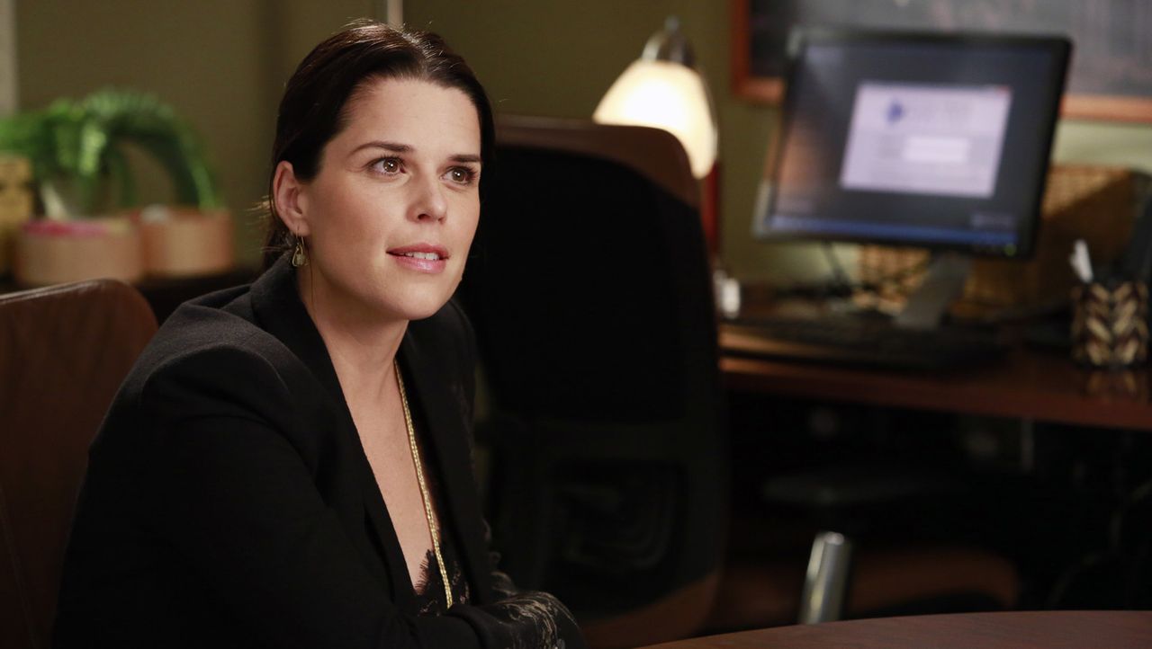 Während Webber, Bailey durch die Phase der kalten Füßen hilft, sagt Dereks Schwester Lizzie (Neve Campbell) ihre Meinung ... - Bildquelle: ABC Studios