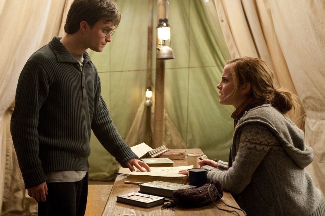 Gemeinsam machen sie sich auf die Suche nach den verlorenen Teilen von Voldemorts Seele, immer darauf bedacht, von dem dunklen Lord und seinen Handl... - Bildquelle: 2010 Warner Bros.