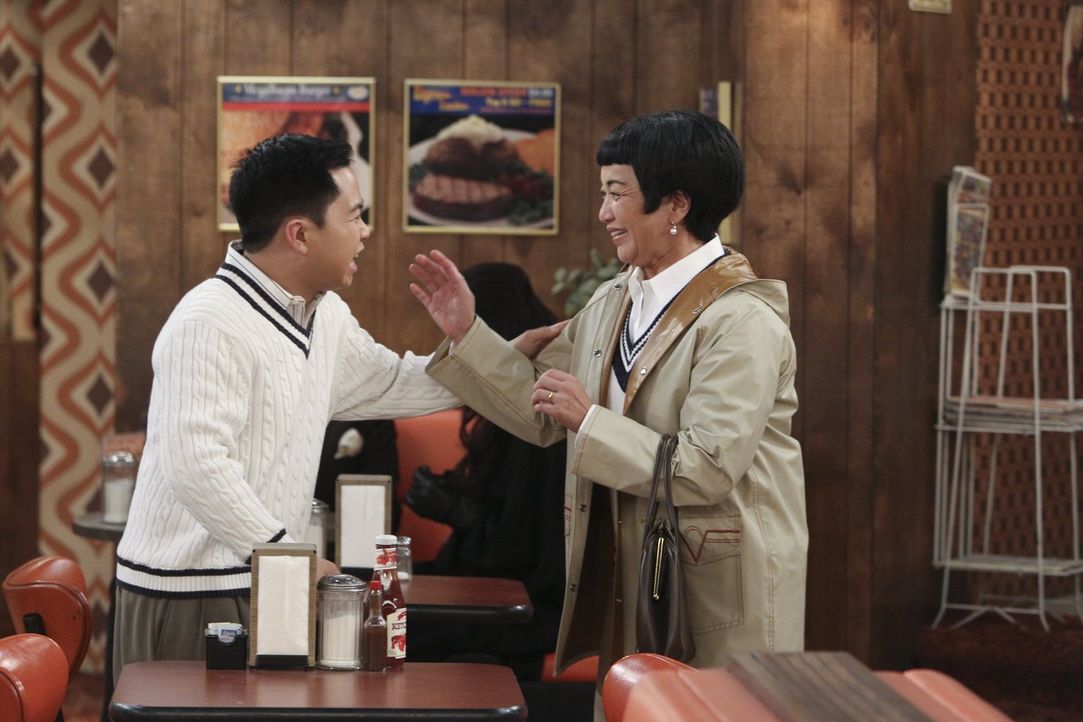 Kurzfristig erfährt Lee (Matthew Moy, l.) vom geplanten Besuch seiner Mutter Su-Min (Karen Maruyama, r.) aus Korea, doch die weiß nichts vom langjäh... - Bildquelle: Warner Bros. Television