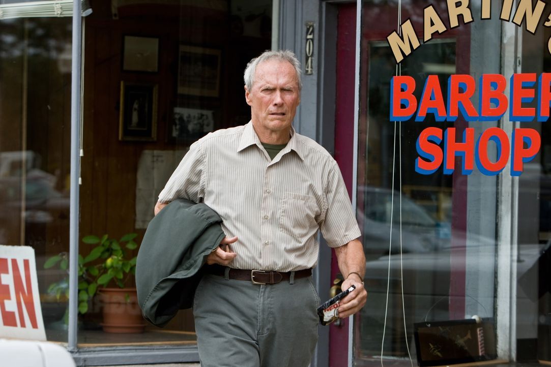 Dank seiner neuen Nachbarn wird der eigenwillige und rassistische Walt Kowalski (Clint Eastwood) ein verständnisvollerer Mensch ... - Bildquelle: Warner Bros