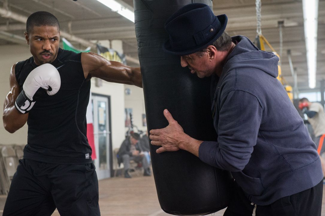 Eigentlich hat sich Rocky (Sylvester Stallone, r.) aus dem Box-Geschäft zurückgezogen, doch dann steht Adonis Johnson (Michael B. Jordan, l.), der u... - Bildquelle: Barry Wetcher 2015 Warner Bros. Entertainment Inc. and Metro-Goldwyn-Mayer Pictures Inc.  All Rights Reserved. / Barry Wetcher