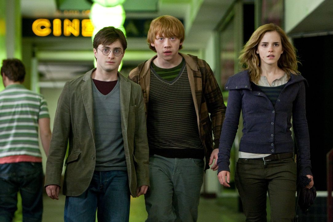 Auf der Flucht vor den Todessern und auch vor dem dunklen Lord, tragen Harry (Daniel Radcliffe, l.), Ron (Rupert Grint, M.) und Hermine (Emma Watson... - Bildquelle: 2010 Warner Bros.
