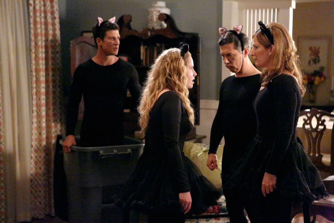 Was ist nur bei dem Shays los? Lisa (Allie Grant, 2.v.l.), Sheila (Ana Gasteyer, r.), Fred (Chris Parnell, 2.v.r.) und Ryan (Parker Young, l.) ... - Bildquelle: Warner Bros. Television