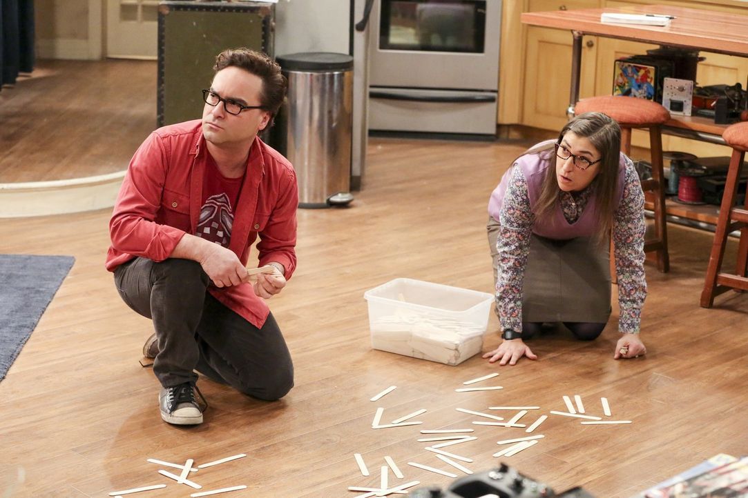 Nachdem Sheldon Amy (Mayim Bialik, r.) verscheucht hat, damit er in Ruhe nach einem neuen Projekt suchen kann, schließt sie sich für mehrere Experim... - Bildquelle: Warner Bros. Television