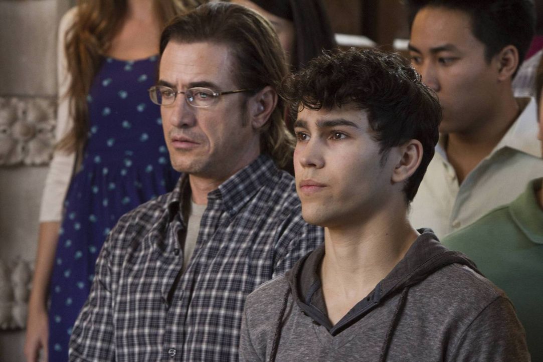 Während Francis Gibson (Dermot Mulroney, l.) seinen Rachefeldzug weiter fortsetzt, muss Ian (Max Schneider, r.) damit zurechtkommen, dass Beth Anne... - Bildquelle: 2013-2014 NBC Universal Media, LLC. All rights reserved.