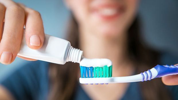 Zahnpasta sorgt für glänzende Nägel