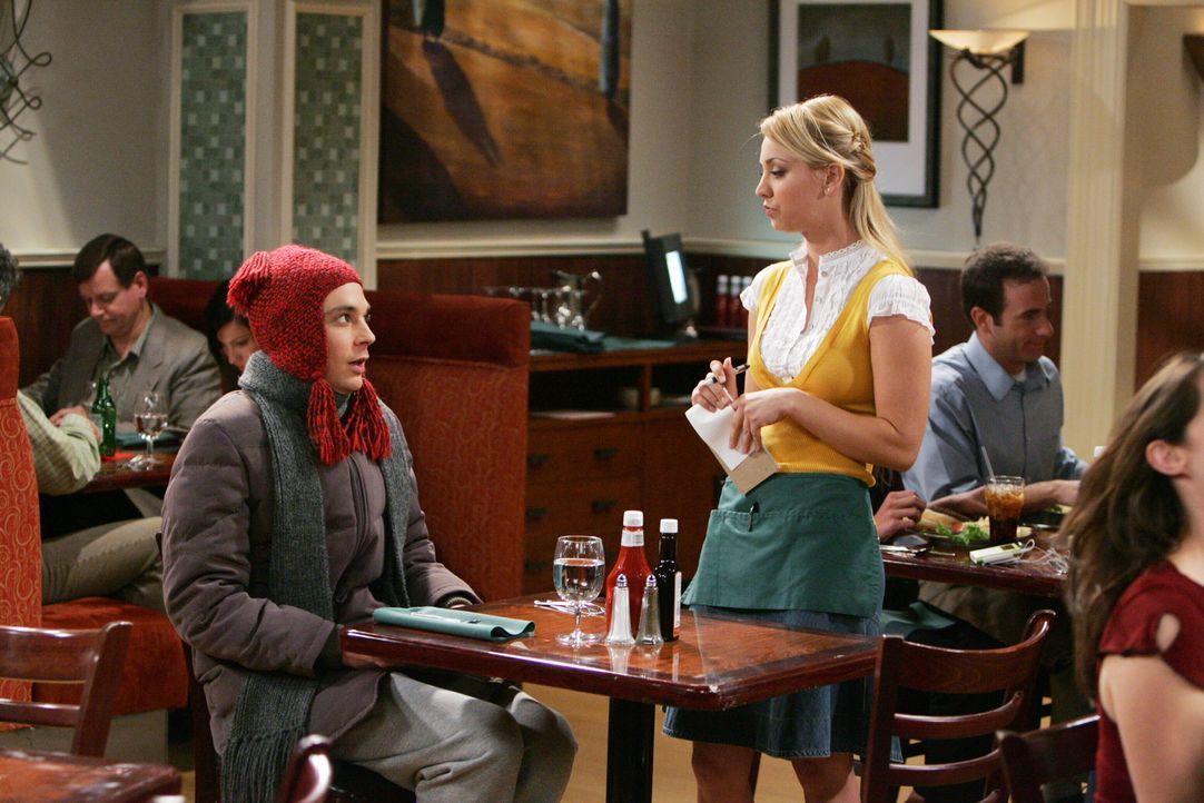 Howard, Leonard und Raj verstecken sich vor dem kränkelnden Sheldon (Jim Parsons, l.), der plötzlich bei Penny (Kaley Cuoco, r.) im Restaurant auf... - Bildquelle: Warner Bros. Television