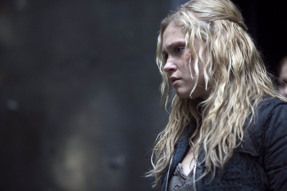 Wird Clarke (Eliza Taylor) bei diesem Krieg alles und jeden verlieren, der ihr etwas bedeutet? - Bildquelle: Warner Brothers