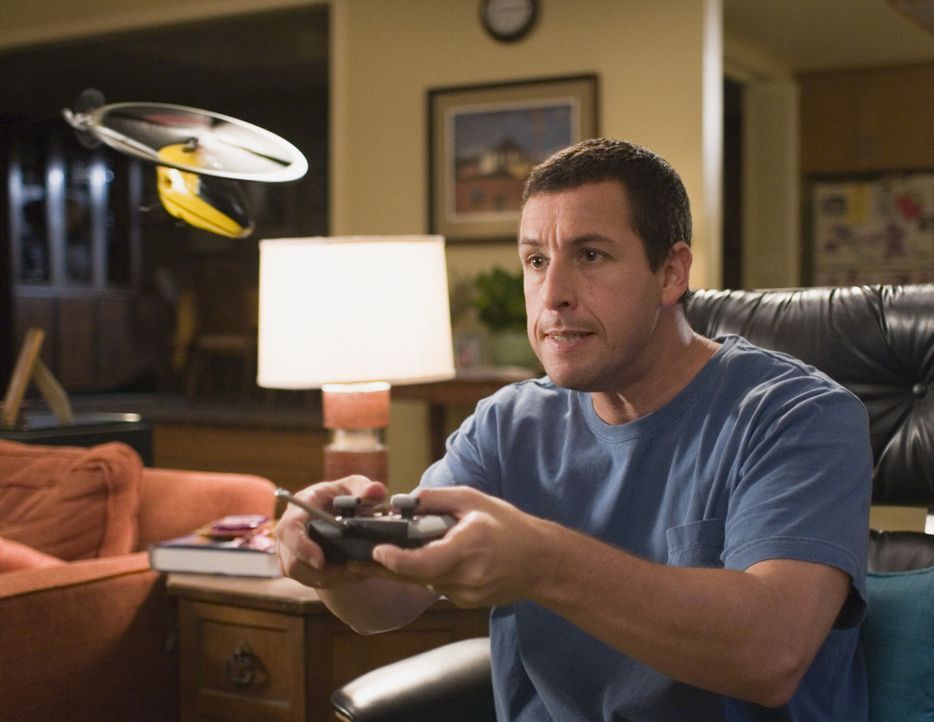 Mit einer magischen und universellen Fernbedienung ändert sich das Leben von Michael (Adam Sandler) schlagartig ... - Bildquelle: Sony Pictures Television International. All Rights Reserved.