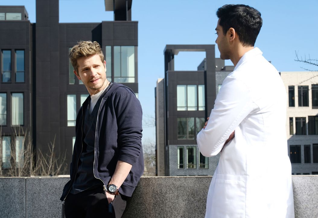 Können Conrad (Matt Czuchry, l.) und Devon (Manish Dayal, r.) herausfinden wie es zu dem tragischen Unfall kommen konnte? - Bildquelle: Guy D'Alema 2018 Fox and its related entities.  All rights reserved./ Guy D'Alema
