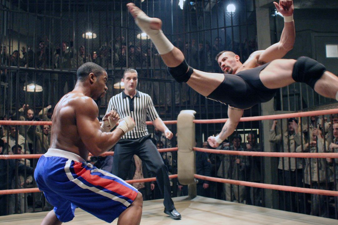 Gezwungen mit dem Champion Yuri Boyka (Scott Adkins, r.) in den Ring zu steigen, versucht Boxer George Chamber (Michael Jai White, l.) eigentlich al... - Bildquelle: Nu Image Films