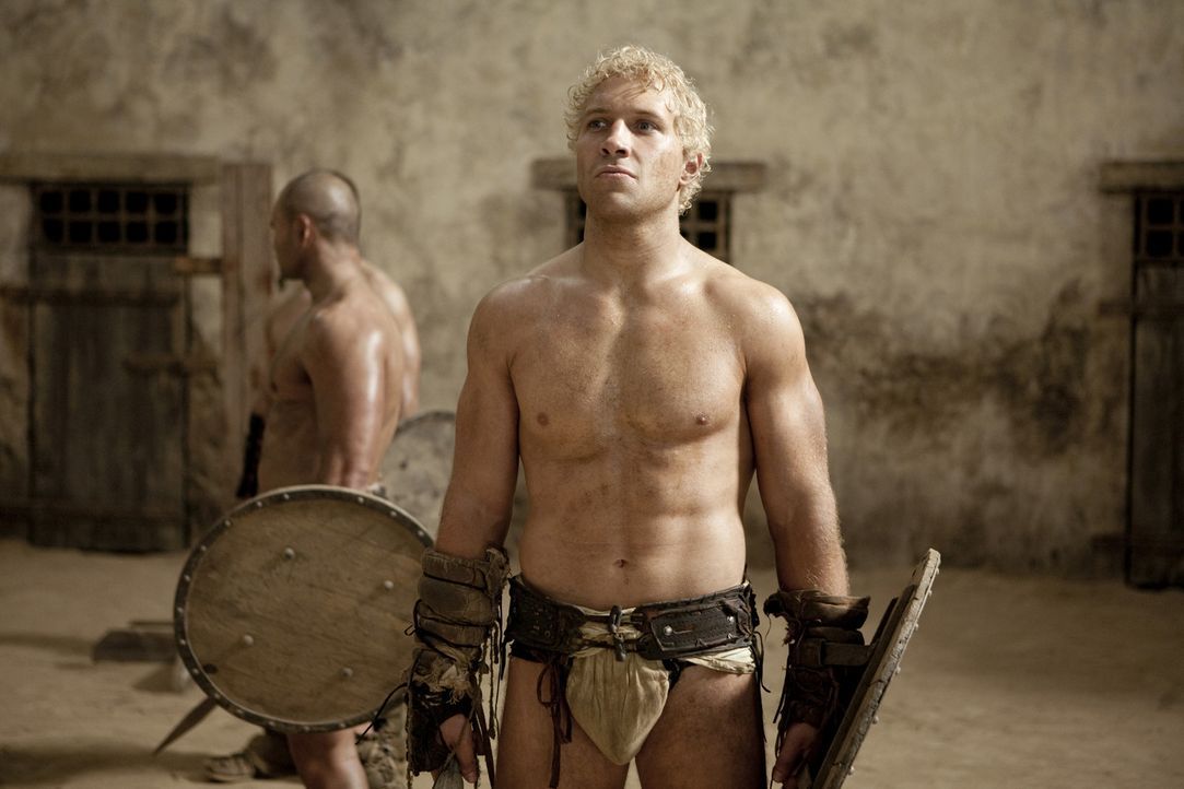 Fürchtet um das Leben seines Freundes Spartacus: Varro (Jai Courtney) ... - Bildquelle: 2010 Starz Entertainment, LLC