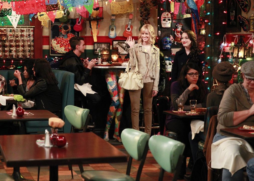 Für ihre Cupcake T-Shirts müssen Caroline (Beth Behrs, l.) und Max (Kat Dennings, r.) die optimale Fabrik finden. Werden sie Erfolg haben? - Bildquelle: Warner Bros. Television