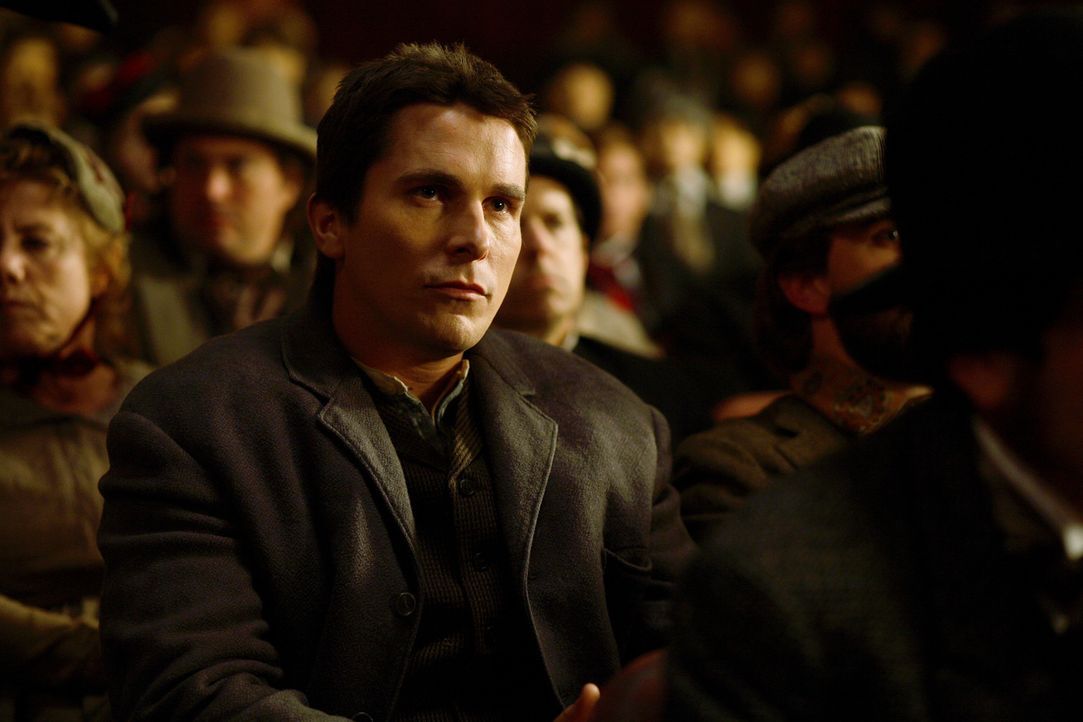 Viele Jahre führen die Magier Alfred Borden (Christian Bale) und Robert Angier ihre Zaubernummern gemeinsam vor, doch als Robert seine Frau Julia du... - Bildquelle: Warner Television