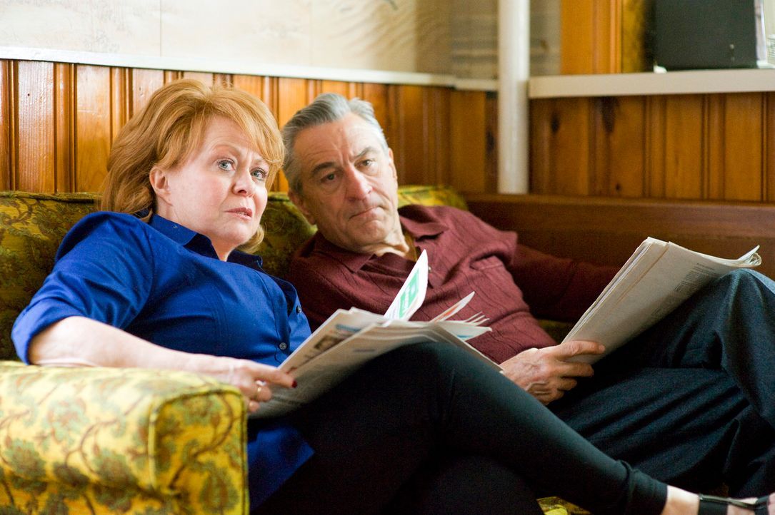 Pats Mutter Dolores (Jacki Weaver, l.) und sein Vater Pat Sr. (Robert De Niro, r.) hoffen, dass ihr Sohn sich schon bald wieder im Leben zurechtfind... - Bildquelle: 2012 The Weinstein Company.