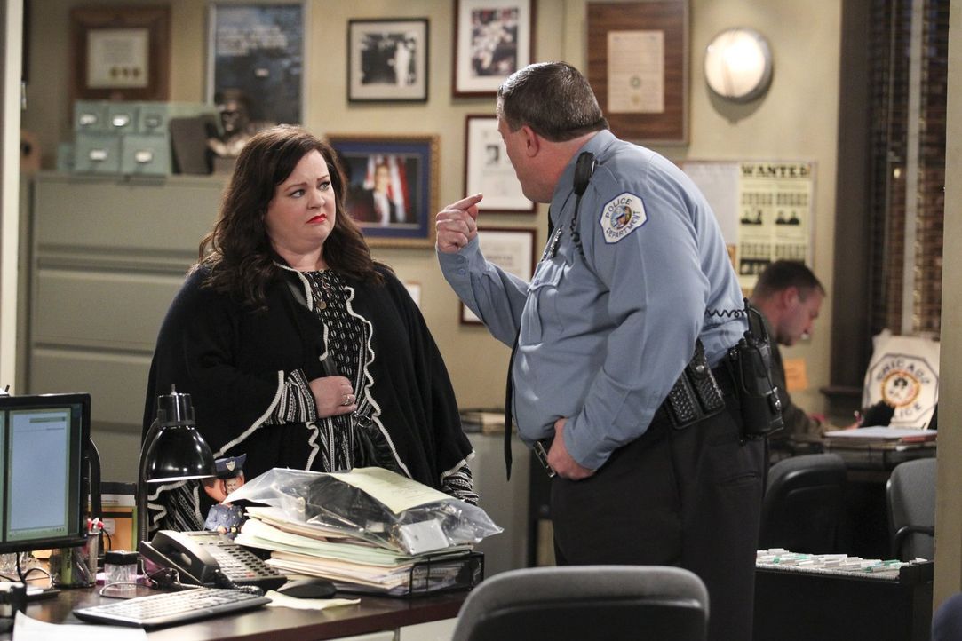 Geraten aneinander, als Mike (Billy Gardell, r.) ihre Mutter verhaftet: Mike und Molly (Melissa McCarthy, l.) ... - Bildquelle: Warner Brothers