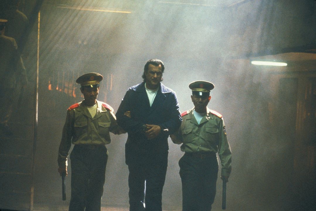 Als der arglose Archäologieprofessor Robert Burns (Steven Seagal, M.) eines Tages bemerkt, dass die von ihm ausgegrabenen Artefakte von der chinesi... - Bildquelle: Nu Image