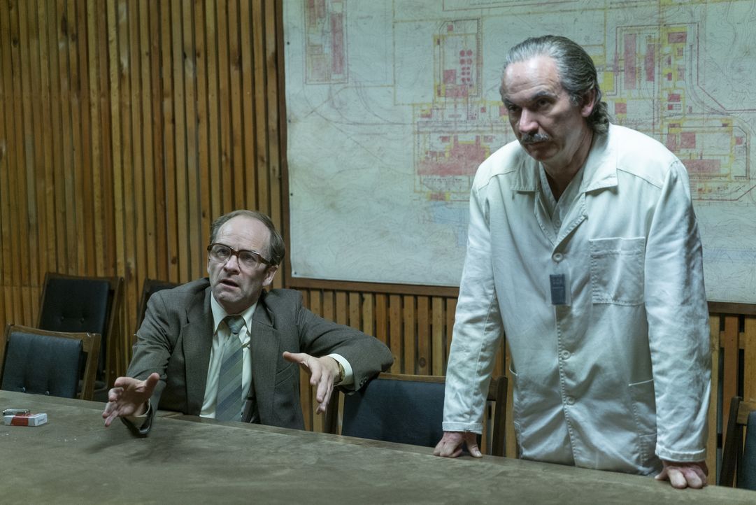 Nikolai Fomin (Adrian Rawlins, l.); Anatoly Dyatlov (Paul Ritter, r.) - Bildquelle: Liam Daniel Sky UK Ltd/HBO / Liam Daniel