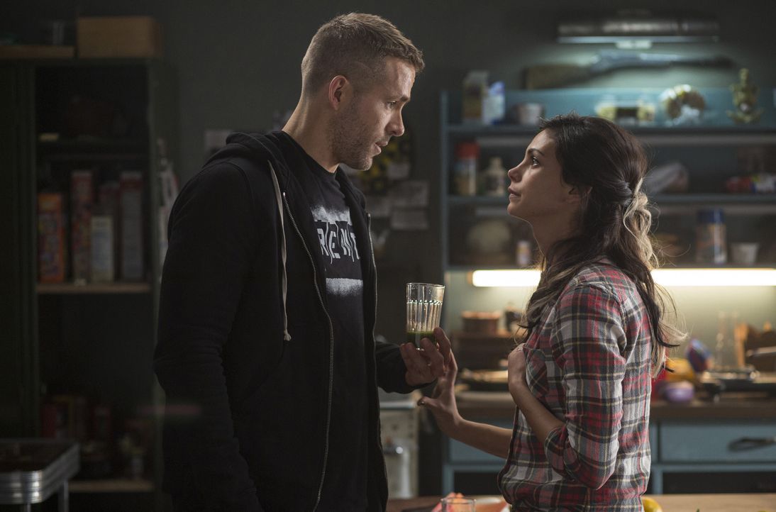 Krebs im Endstadium: Diese Diagnose schockt das frisch verlobte Paar. Der pessimistische Wade (Ryan Reynolds, l.) sträubt sich aber noch gegen Vanes... - Bildquelle: Joseph Lederer 2016 Twentieth Century Fox Film Corporation.  All rights reserved.  MARVEL   2016 MARVEL