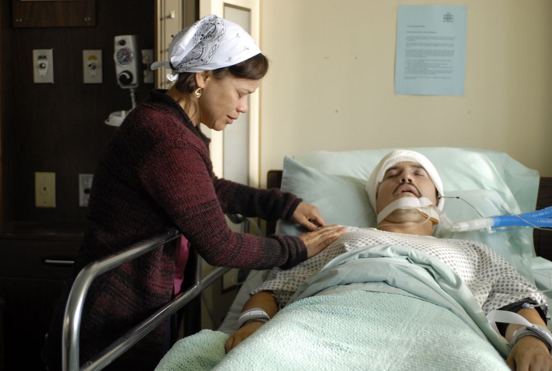 Als ihr Mann (John Leguizamo, r.) Opfer eines Überfalls wird, gerät Marinas (Rosie Perez, l.) wohlgeordnete Welt völlig aus den Fugen ... - Bildquelle: 2008 Boyle Heights, LLC. All Rights Reserved.